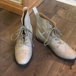 Vintage grey / off white boots